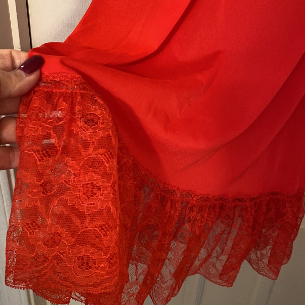 Red slip with lace bodice and bottom with adjustable straps in EUC Vintage - Picture 3 of 8